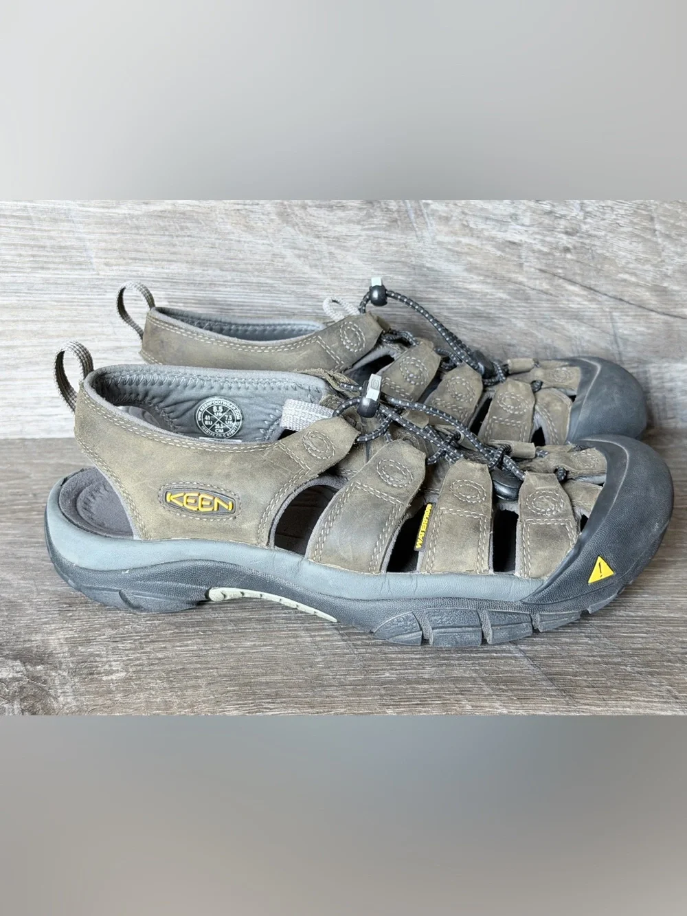 KEEN Newport Men’s 8.5 Waterproof Leather Hiking Sport Sandals